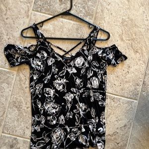 Black and white cold shoulder rock and republic top XS never worn